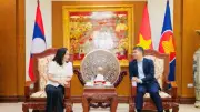 Đoàn MTTQ TP.HCM thăm và làm việc tại Lào, trao quà cho kiều bào