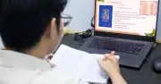 Áp lực thi cử: Học sinh lớp 12 học gần 20 tiếng mỗi ngày để vào đại học