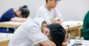 Áp lực thi lớp 10: Nguyên nhân và giải pháp giảm căng thẳng
