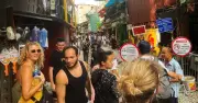 Phố cà phê đường tàu Hà Nội lọt danh sách điểm đến 'bỗng dưng nổi tiếng' của Úc