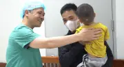 Phó giáo sư đến tận nhà năn nỉ gia đình cho con đi mổ cấp cứu