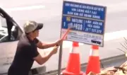 Phá hoại biển báo cứu hộ trên cao tốc, người đàn ông bị phạt 1,5 triệu đồng