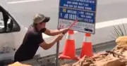 Phá hoại bảng thông tin hỗ trợ trên cao tốc Bắc - Nam tại Quảng Trị