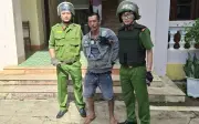 Phụ huynh mang dao vào trường vì con bị 'dìm' điểm