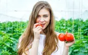 Phụ nữ U40 nên ăn 5 loại quả giúp chống nắng tự nhiên mùa hè