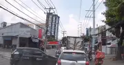 Pha lùi xe khó hiểu của tài xế VinFast VF 5 dẫn đến va chạm với xe tải giữa phố