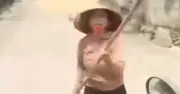 Phơi lúa lấn chiếm lòng đường: Người phụ nữ dùng cao tấn công tài xế