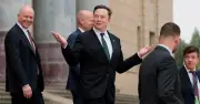 Phong cách của Elon Musk: Từ Bắc Kinh đến Nhà Trắng, luôn là tâm điểm