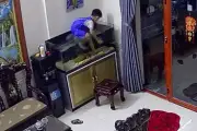 Phát hiện bé trai hàng xóm trèo vào bể bắt trộm cá