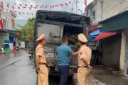 Phát hiện xe tải chở 2,1 tấn tóp mỡ mốc, bốc mùi ra Hà Nội tiêu thụ