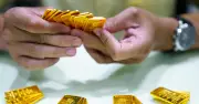 Phạt đến 50 triệu đồng nếu xuất cảnh khai báo không trung thực về vàng tiền