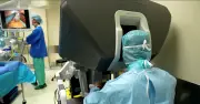 Phẫu thuật robot bóc tách khối u dạ dày phức tạp cho bệnh nhân 67 tuổi