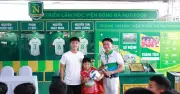 Quốc Việt giao lưu cùng các em nhỏ tại Ngày hội bóng đá nhí Nutifood 2026