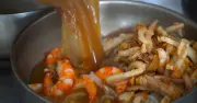Quán bún nước lèo không bảng hiệu của bà Ba 71 tuổi vẫn đông khách suốt 40 năm