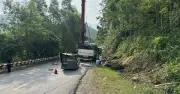 Quảng Ngãi: Lật xe tải trên đèo Violak khiến 2 người chết, 1 bị thương