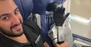 Robot hình người G1 mua vé máy bay ngồi khoang khách gây chậm chuyến