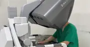 Robot mèo khổng lồ vùng khó nói cho người đàn ông ở Hà Nội