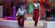 Robot sải bước trên sàn catwalk cùng người mẫu tại Seoul