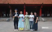 Sĩ tử Hà Nội đến Văn Miếu cầu may trước kỳ thi lớp 10