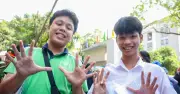 Sĩ tử ăn mừng dự kiến điểm tiếng Anh đạt 9,5 trở lên