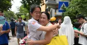 Sỹ tử rạng rỡ, bật khóc trong vòng tay mẹ sau môn thi Văn lớp 10 Hà Nội