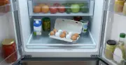 Sai lầm khi bảo quản trứng: Rửa trước và để ở cánh cửa tủ lạnh