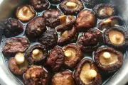 Sai lầm phổ biến khi ngâm đồ khô gây hại sức khỏe