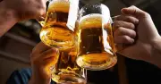 Sai lầm tình dục kỳ nghỉ: Rượu bia, thức khuya và nguy cơ đột quỵ