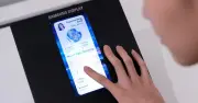 Samsung ra mắt màn hình OLED cảm biến theo dõi sức khỏe tại Display Week