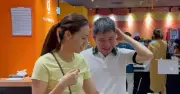 Sao Việt 25/5: Vợ NSND Công Lý làm tiếp thị, nuôi chồng