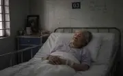 Sau khi chia đất, mẹ chồng nhập viện nhưng 3 con dâu không ai chăm