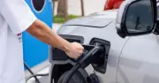 Sạc xe điện qua đêm an toàn nhờ công nghệ pin thông minh và tiêu chuẩn khắt khe