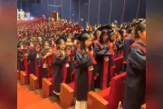 Sinh viên Hà Nội cúi đầu rơi nước mắt tri ân cha mẹ trong lễ tốt nghiệp