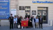 Sinh viên Việt tại Pháp dâng hoa tưởng niệm Chủ tịch Hồ Chí Minh