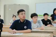 Sáng nay, sĩ tử Hà Nội làm thủ tục dự thi vào lớp 10 THPT