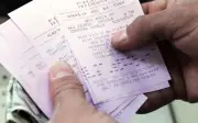 Suýt mất 155 tỷ đồng vì bỏ quên vé số trong túi quần cũ