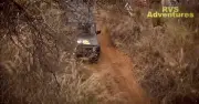 Suzuki Jimny lật 3 vòng trên dốc trơn, tài xế bình an vô sự