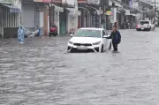 Ô tô chết máy vì ngập nước giữa mùa hè