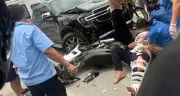 Tai nạn giao thông: Xe máy đâm vào ô tô, thiếu niên bị thương