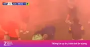 Thủ môn Sparta Prague bị tấn công bằng pháo sáng, trận derby CH Séc bị hủy
