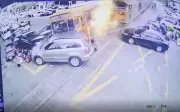 Thảm kịch tàu hỏa đâm xe buýt tại Bangkok: Nhiều người thiệt mạng