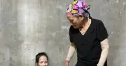 Thương cảnh mẹ già 75 tuổi chật vật nuôi con gái mắc bệnh tâm thần
