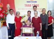 Thường trực Ban Bí thư trao Huy hiệu 80 năm tuổi Đảng tại Đà Nẵng