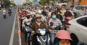 Thót tim cảnh người dân vượt rào tại lân giao thông đảo chiều đường Cộng Hòa