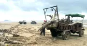 Thu gom hơn 100 tấn bãi chống nguy hiểm dọc biển Thanh Hóa