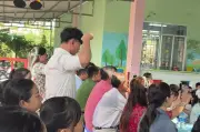 Thầy giáo mầm non 6 múi 'nhắc bài' cho học trò gây sốt mạng