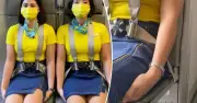 Tại sao tiếp viên hàng không ngồi chống tay khi cất cánh và hạ cánh?