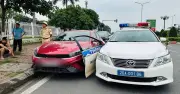 Tài xế liều lĩnh tông xe chuyên dụng hỏng tàu thoát sau kiểm tra nồng độ cồn