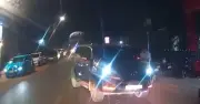Tài xế ô tô có hành vi bất thường trên quốc lộ khiến nhiều xe phải chồn chân