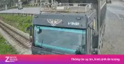 Tài xế xe tải cố vượt đường sắt khi gác chắn đã hạ, suýt gây tai nạn thảm khốc